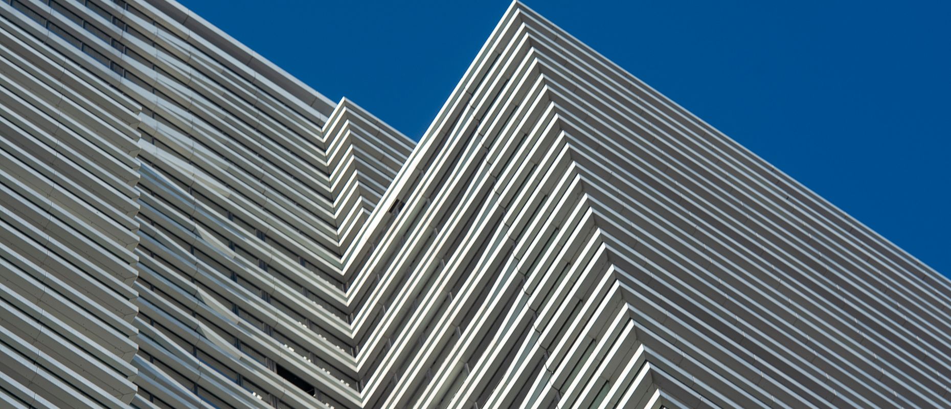 Fachada de um edifício com linhas geométricas, capa do artigo sobre aprendizado regulatório