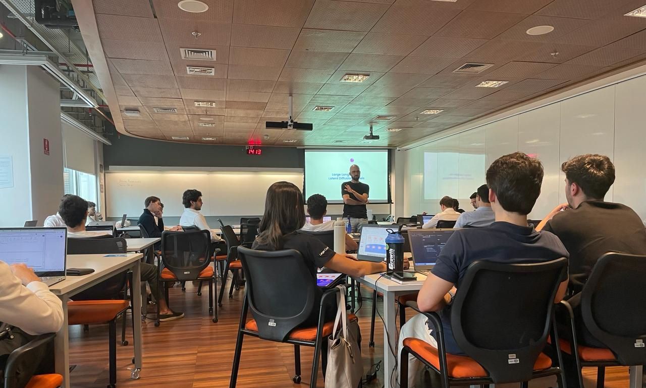 Bruno Rodrigues falando sobre inteligência artificial generativa com uma turma no Insper